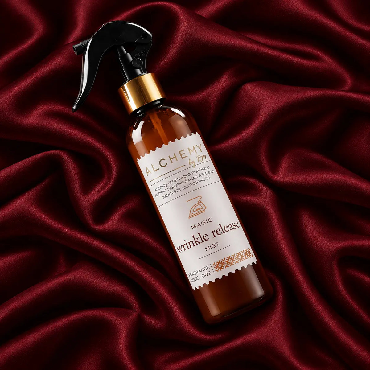 Parfumuotas audinių ištiesinimo purškiklis Alchemy by RM ant bordo šilko